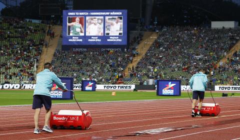 LluviaMunich Operarios secan la pista del Olympiastadion tras la tromba de agua caída este jueves