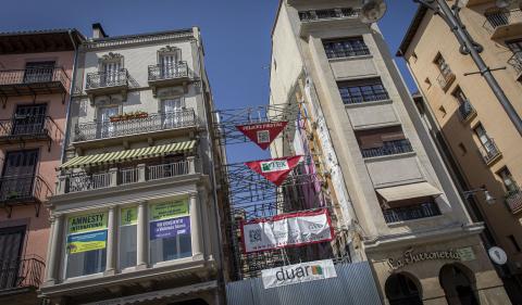 Parcela apuntalada en la que se levantará el nuevo edificio Plaza del Castillo