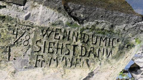 Inscripción en la piedra del hambre de Děčín: ‘Wenn du mich siehst, dann weine’ (si me ves, llora) Inscripción en la piedra del hambre de Děčín: ‘Wenn du mich siehst, dann weine’ (si me ves, llora)