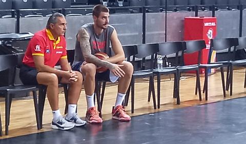 ScarioloJuantxo Sergio Scariolo y Juabntxo Hernangómez, en el pabellón Navarra Arena