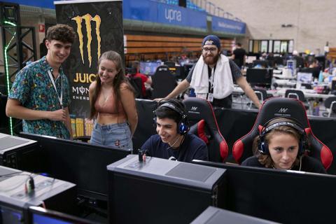 Las autoridades han hecho un recorrido por los distintos espacios de la Navarra LAN Party, que este año cuenta con más de 400 puestos de ordenador Las autoridades han hecho un recorrido por los distintos espacios de la Navarra LAN Party, que este año cuenta con más de 400 puestos de ordenador