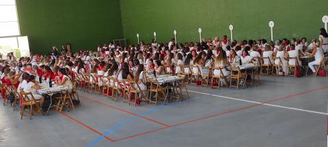 A Las mujeres participantes en la comida popular, en el frontón cubierto del polideportivo del parque San Juan de Cascante.