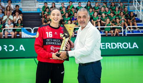 GurpeaCopa La capitana de Gurpea Beti Onak, Olaia Luzuriaga, recoge la copa de manos del presidente de la Federación Navarra de Balonmano, Andrés Garde