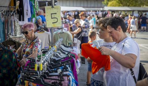 Jóvenes y no tan jóvenes curiosean un puesto de ropa del mercadillo de Landaben Jóvenes y no tan jóvenes curiosean un puesto de ropa del mercadillo de Landaben