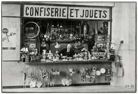sdf Méliès en su tienda de juguetes de Montparnasse en una foto de La Cinémathèque française.