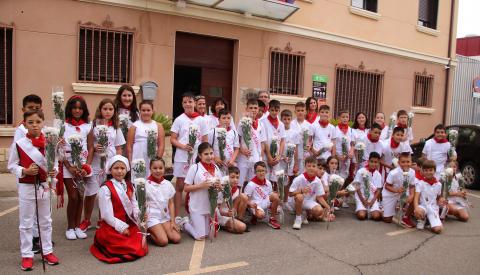 A Los Ayuntamientos chiquis posan justo antes de realizar la ofrenda floral a la Virgen del Patrocinio