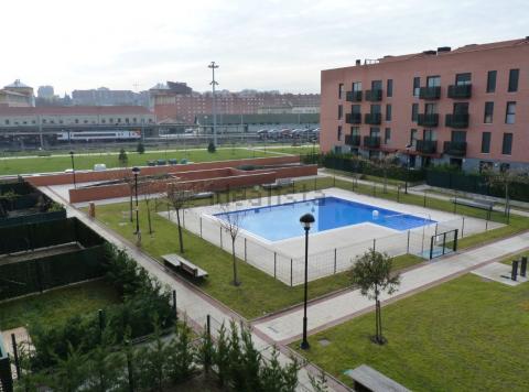 Piscina de la urbanización del piso a la venta en Buztintxuri Piscina de la urbanización del piso a la venta en Buztintxuri