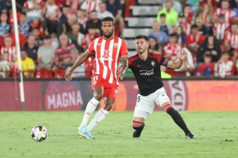 almería-osasuna David García pelea por un balón