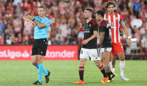 El árbitro Iglesias Villanueva hace el gesto de que Rubén García ha rematado con el brazo en la jugada del gol anulado Almería - Osasuna en directo