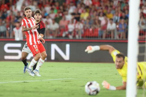 Abde, tras disparar cruzado en su primera intervención en el partido Almería - Osasuna en directo
