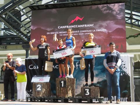 Aran Larrañaga Aran Larrañaga,residente en Uharte Arakil, en el podio como ganadora en los 70 kilómetros