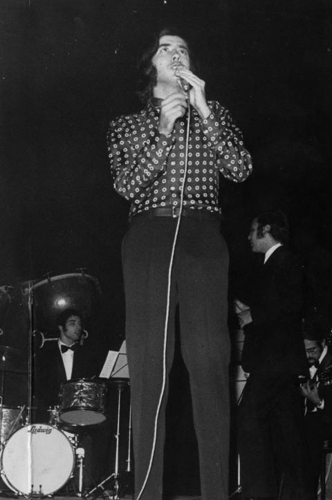 Serrat, durante su primera actuación en Pamplona, en abril de 1970 en el Teatro Gayarre. Serrat, durante su primera actuación en Pamplona, en abril de 1970 en el Teatro Gayarre.