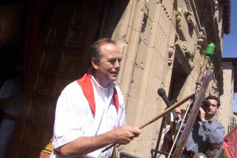 Serrat, durante el lanzamiento del cohete de las fiestas de Viana, el 8 de septiembre de 2011. Serrat, durante el lanzamiento del cohete de las fiestas de Viana, el 8 de septiembre de 2011.