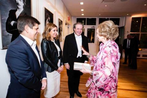 Sabina Puértolas y Reina Sofía La Reina Sofía, saludando a Sabina Puértolas tras el concierto. Junto a ella, el pianista Javier Perianes (izq.) y el director Juanjo Mena.