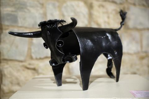 _A_ JOSE CARLOS CORDO (35762589) Escultura de un toro realizada con restos de un carro de combate