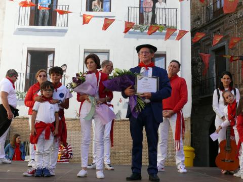 ABE Ramón García Cueva, Corellano Popular de 2022, junto a sus familiares tras recibir el homenaje.