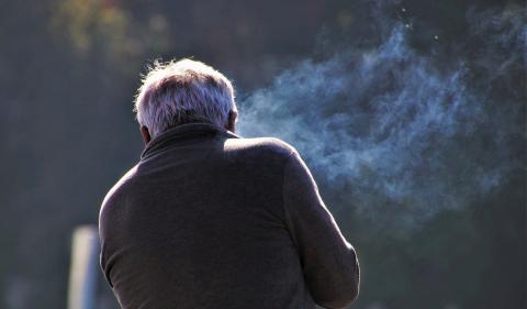 soledd-jubilado La disminución de los vínculos sociales y la falta de estas influencias positivas pueden hacer que las personas solitarias sean más vulnerables a comportamientos que podrían aumentar el riesgo de desarrollar una diabetes