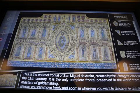 Museo de San Miguel de Aralar Una de las pantallas táctiles del museo reproduce el esmalte del altar de San Miguel de Aralar