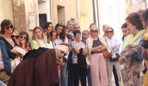 La visita incluyó una escena sobre la peste La visita incluyó una escena sobre la peste
