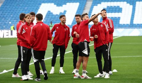 Jugadores de Osasuna, antes del calentamiento Real Madrid-Osasuna en directo