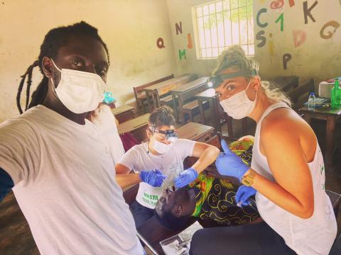 divina pastora Clínica Dental Divina Pastora ofrece soluciones odontológicas en países en vías de desarrollo a través de la ONG Sonrisas del Sur.