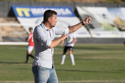 2022-2069730 Oriol Riera, entrenador del Tudelano, da órdenes en un partido anterior