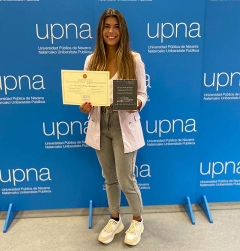ganadora-fisio-grande Ana Nuria Peralta, ganadora del premio TFG en Fisioterapia, posa con su diploma y galardón