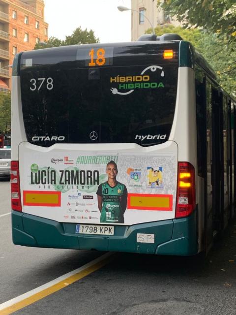 Imagen de la jugadora del Betio Onak Lucía Zamora, en la parte trasera de una villavesa Imagen de la jugadora del Betio Onak Lucía Zamora, en la parte trasera de una villavesa