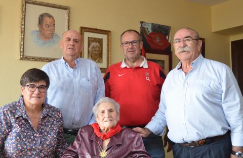 Paulina Paulina, en una imagen reciente con sus cuatro hijos, desde la izquierda, Ana, Tito, Fermín y Elías, en su casa de Pamplona.