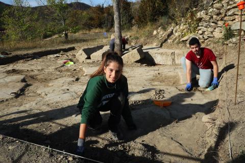 Irati Bueno y Gabriel Garza Algaba, alumnos del Diploma de Arqueología de la Universidad de Navarra, trabajando en el sondeo mayor de Santa Criz.