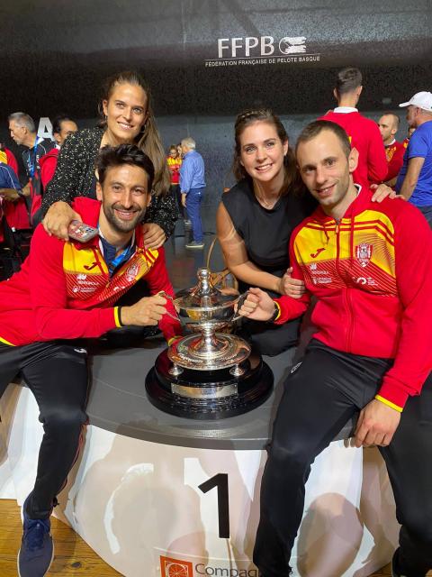 Los campeones Ayarra y Labiano, con sus mujeres Uxue e Iranzu Los campeones Ayarra y Labiano, con sus mujeres Uxue e Iranzu