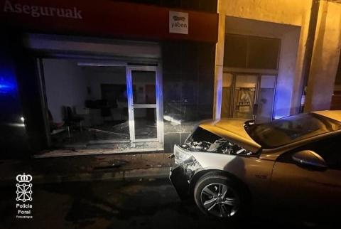 esaparate elizondo Fachada del establecimiento contra el que ha chocado el vehículo