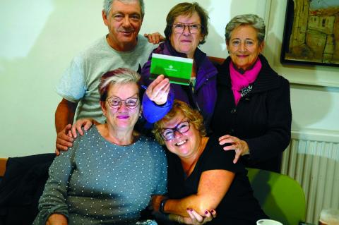 Milagros Landa (65), con la cartilla de ahorro, junto a Sabino Villanueva (69), Pilar Romero (68), Lina Etxauri (66), Justa Telletxea (78), en el Centro de Personas Jubiladas de Berriozar Berriozar