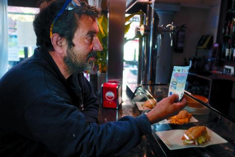 Andrés Echegaray (53 años), de Cerrajería Echegaray, paga el almuerzo Andrés Echegaray