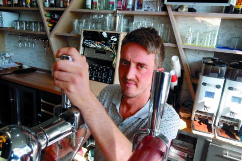 Alberto Ramos, propietario del Bar Inicio, frente a la UPNA Alberto Ramos