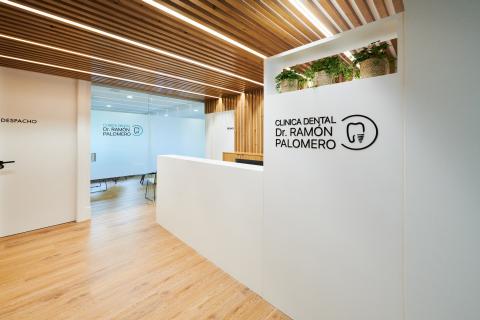 La recepción de la clínica Ramón Palomero de Pamplona vista desde otro ángulo