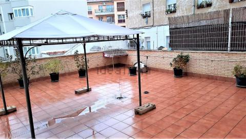 Amplia terraza en el patio de una vivienda a la venta en la Rochapea Amplia terraza en el patio de una vivienda a la venta en la Rochapea
