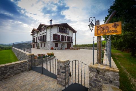 Ekain-XOkoa En la muga de las brujas de Zugarramurdi se encuentra esta casa rural que se puede reservar en EscapadaRural.