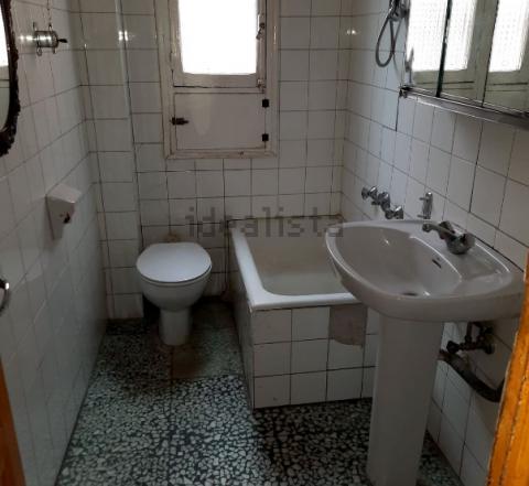 Baño del piso para reformar en la calle Mayor Baño del piso para reformar en la calle Mayor