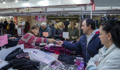 Los pamploneses acuden en busca de un regalo original Los pamploneses acuden en busca de un regalo original