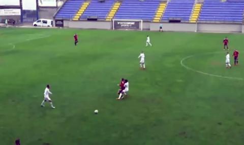 Vídeo del momento en el que ha sido expulsado un jugador del Stade Brestois por una entrada a un jugador de Osasuna, durante el partido que ambos equipos disputan en el estadio de fútbol de Palamós, en Girona.