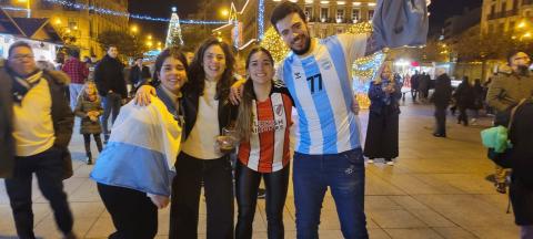 bar JUAN BAR, CON LA ‘REMERA’ DE NICO BONANNO. Juan Bar, meta internacional argentino del Helvetia Anaitasuna, celebró el triunfo junto a su pareja Natalia Milagros y a las también jugadoras Daniela Natale y Daniela Moreno.