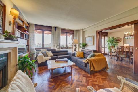 Salón del piso más caro a la venta en Yanguas y Miranda Salón del piso más caro a la venta en Yanguas y Miranda