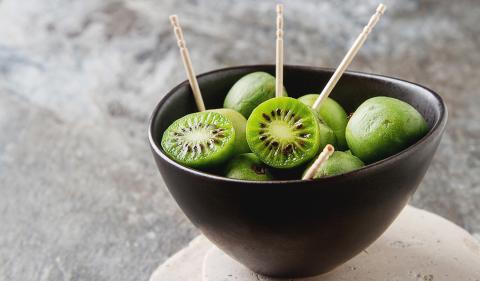 KIWI-ENANO-BABY Un cuenco con kiwis enanos