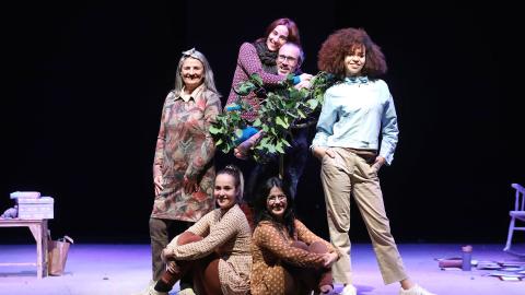De pie: Lupe Elizaga, Izaskun Mujika, Ion Barbarin y Uxue Alberto. Sentadas, Leire Lizarraga y Alaitz Mene