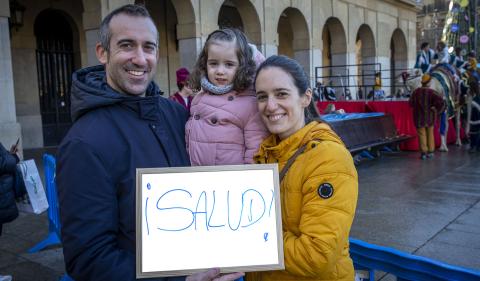 Javier Gorriti Alastuey e Iratxe Izaola González, con su hija de dos años, Maialen, piden Salud para el año entrante Javier Gorriti Alastuey e Iratxe Izaola González, con su hija de dos años, Maialen, piden Salud para el año entrante
