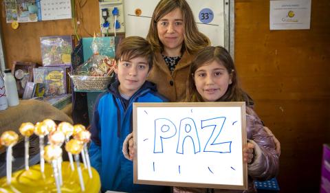 Como voluntaria de Proclade, del colegio Claret Larraona, María Soria Ibarra, acompañada de sus hijos, Irati y Jon, lanza un mensaje de paz para 2023 Como voluntaria de Proclade, del colegio Claret Larraona, María Soria Ibarra, acompañada de sus hijos, Irati y Jon, lanza un mensaje de paz para 2023