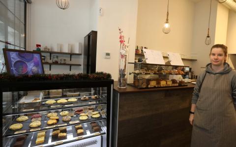 Cokettos Ana Zabalza, junto a los brownies, cookies y bizcochos de Coketto's, en la avenida Sancho el Fuerte