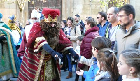 Gaspar saluda a varios niños cirboneros Cintruénigo
