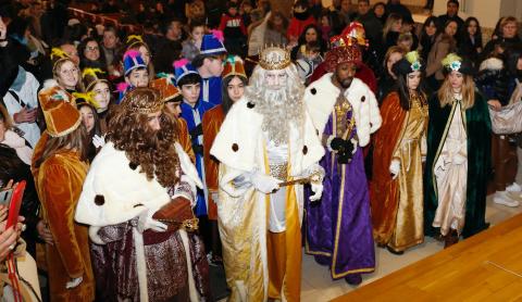 Los Reyes Magos, en la iglesia rodeados de público Ribaforada